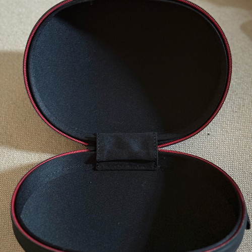 Beats headphone carry case like new for wireless headphones