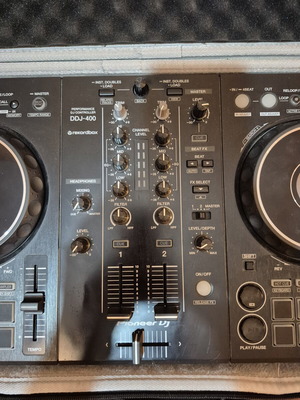 Pioneer DDJ 400 DJ controller with case