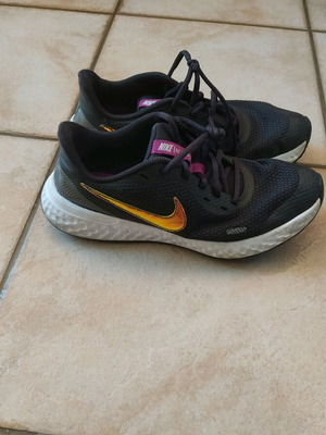 Nike running sneakers used, black with colorful logo, size 39