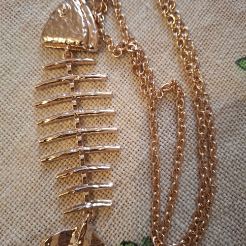 Fishbone necklace new, unworn, gold color