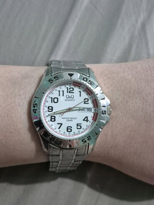 Q&Q bracelet watch like new, battery replacement needed
