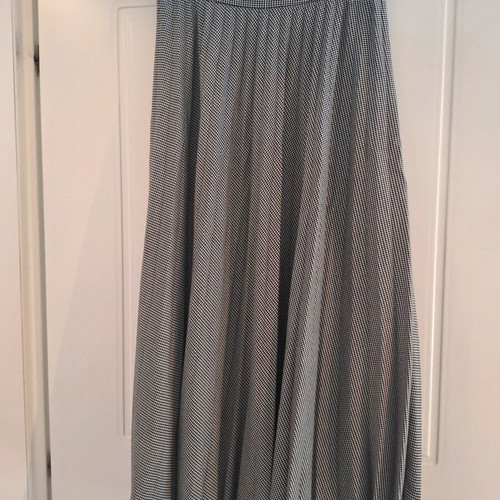 Pleated long skirt Mango like new, black and white checkered, size M