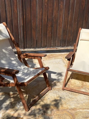 Δύο ξύλινα σεζλόνγκ με λευκό κρεμ ύφασμα