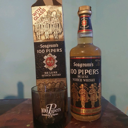 100 Pipers whisky 1980 sealed with glass like new