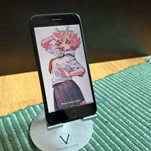 IPhone 7 32GB like new, black, with minor screen defect