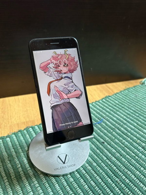 IPhone 7 32GB like new, black, with minor screen defect