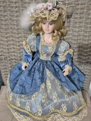 Victoria DOLLS Grace porcelain collector doll like new