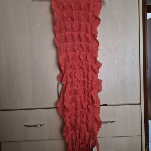 Long fuchsia Club Famous scarf brand new with tag, ruffles