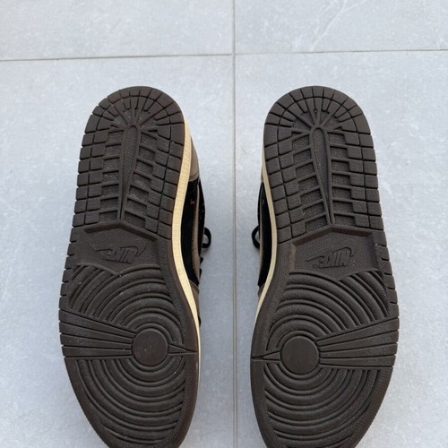 Jordan 1 Low Mocha sneakers like new, size 44, Travis Scott