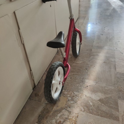 Cruzee Balance Bike like new with adjustable seat and handlebar