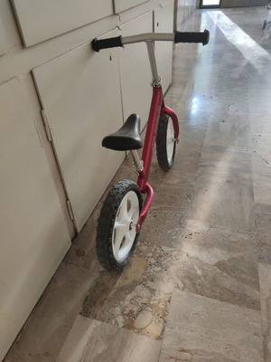 Cruzee Balance Bike like new with adjustable seat and handlebar