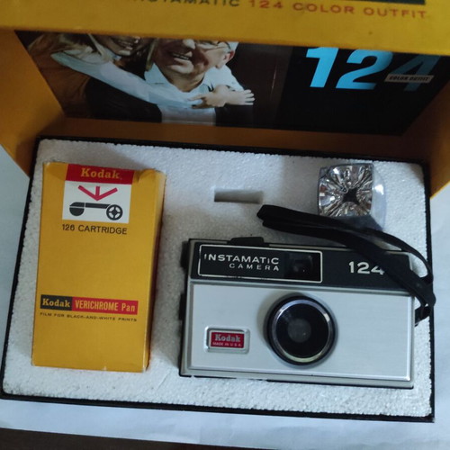 Kodak Instamatic 124 vintage camera used, original box