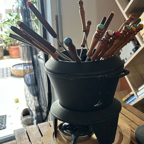 Vintage cast iron fondue for 8 people with 18 wooden sticks like new