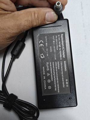 Laptop power supply Toshiba 15V 6A 90W replacement like new