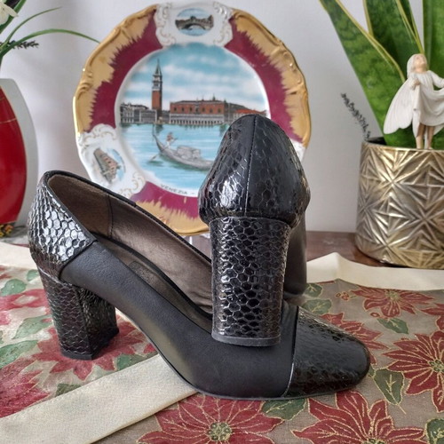 Leather Italian elegant women's pumps like new, black