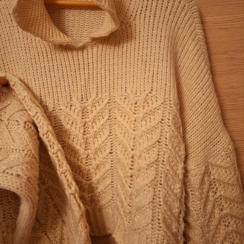 Karavan sweater like new, beige, warm with heavy knit