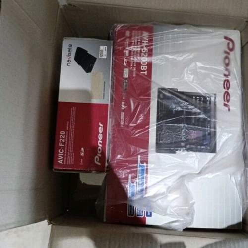 Pioneer AVH-5200BT car kit like new with Bluetooth, rear camera, mp3, ipod, navigation and TV tuner
