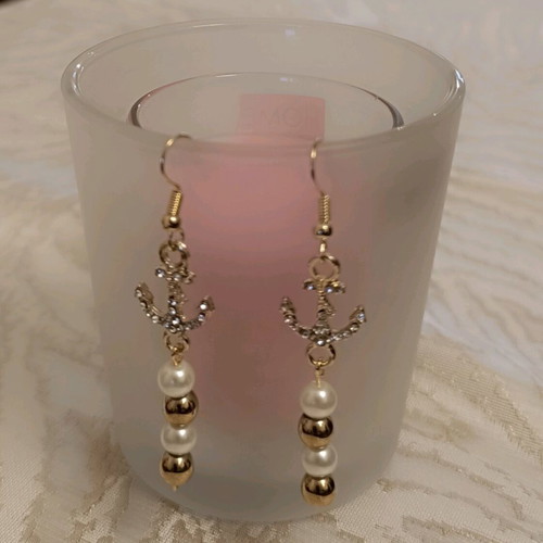 Earrings new with white pearl and gold hematite
