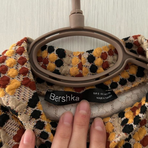 Bershka crop blouse size S like new with 3D design brown and yellow
