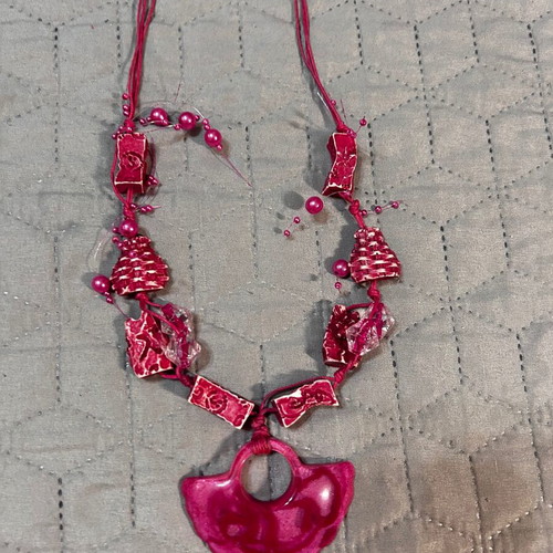 Fuchsia necklace like new