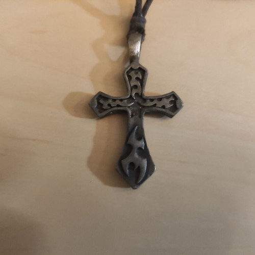 Chain and 2 crosses set like new, multicolor