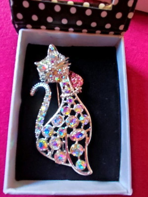 Cat brooch with crystals and metal new