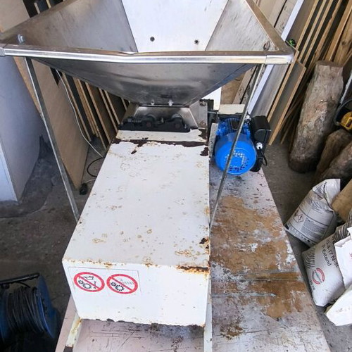 Etolia Grape Crusher Destemmer like new with 1000-liter bin