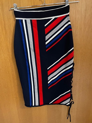 Φούστα Tommy Hilfiger x Gigi Hadid pencil πλεκτή, σαν καινούργια, small, μπλε και κόκκινη