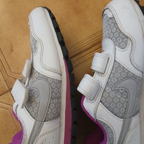Nike athletic shoes used, size 30, white and pink for girls