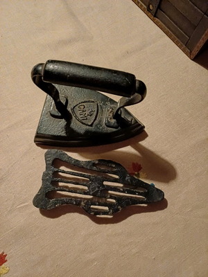 Cast iron antique iron like new with base