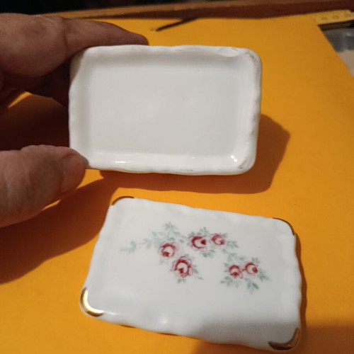 Porcelain jewelry box like new, small decorative container