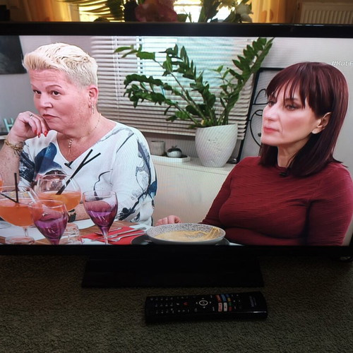 F&U FL32408 LED TV like new