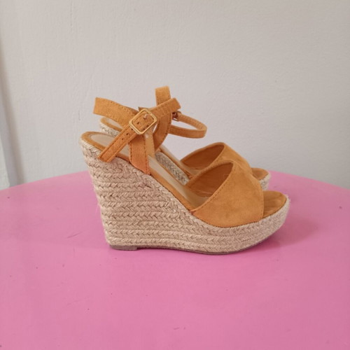Women’s suede platform sandals like new, tan-mustard color
