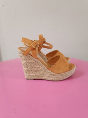 Women’s suede platform sandals like new, tan-mustard color