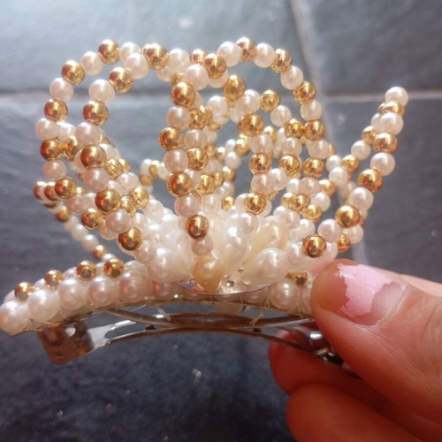 Vintage flower-shaped hair clip with pearls and gold beads, like new