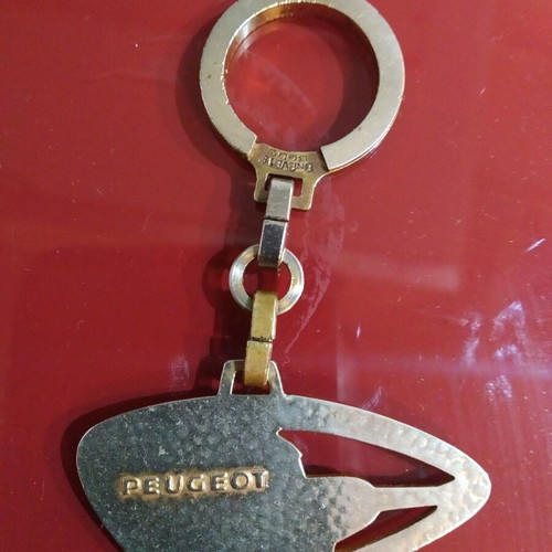 Peugeot collectible keychain used, 1970-1980 decade, rare French