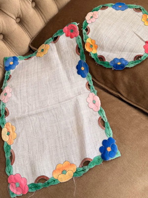 Set of embroidered table linens with flowers, 44x29 cm and 25 cm round