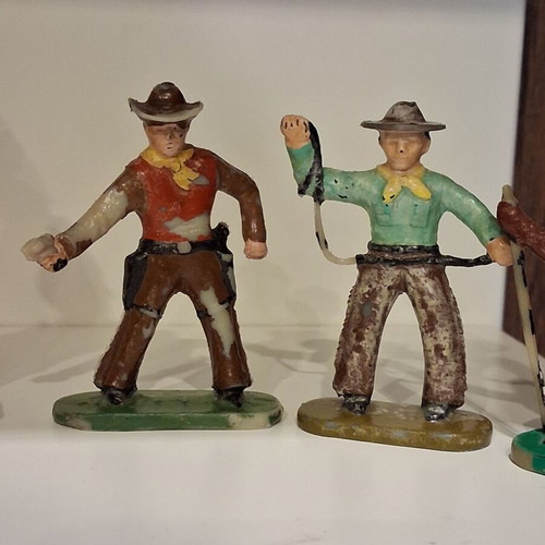 Vintage figurines pack with Indians and soldiers