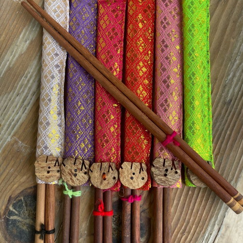 Set of 6 wooden chopsticks new with fabric cases