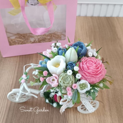 Scented soap flowers new, in plastic wheel
