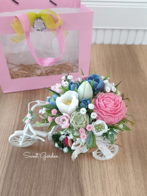 Scented soap flowers new, in plastic wheel