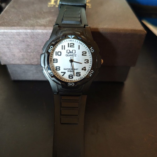 Q&Q VP84J001Y men's analog watch like new, black rubber strap