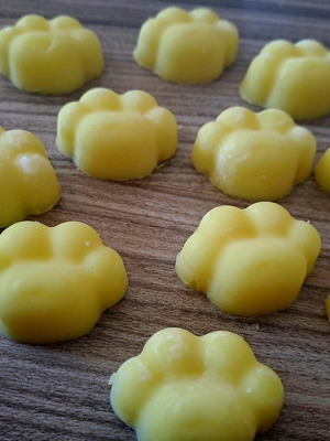 Wax melts χειροποίητα από κερί σόγιας με άρωμα μπανάνα, σε σχήμα πατουσάκι, 10 τεμάχια
