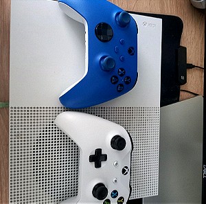 Xbox one s 1tb +2 controller