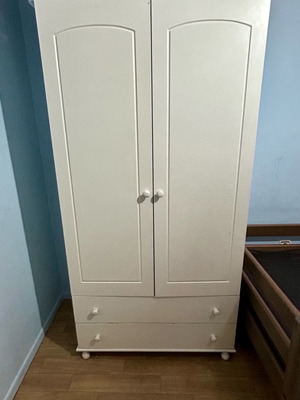 Δίφυλλη ντουλάπα μεταχειρισμένη, λευκή με δύο συρτάρια