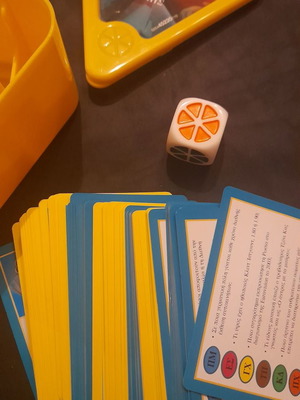 Trivial Pursuit Family Edition τσέπης μεταχειρισμένο με 100 κάρτες και ζάρι