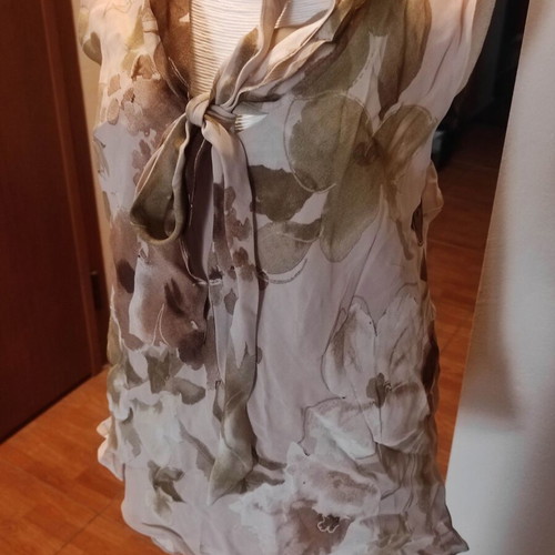 Vintage top with floral design and neck tie like new, beige and red