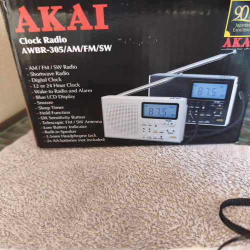 Akai ραδιόφωνο παγκόσμιου λήψης με ρολόι και ξυπνητήρι καινούργιο