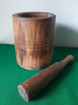 Παραδοσιακό παλιό ξύλινο γουδί μεγάλο μεταχειρισμένο από κορμό δέντρου