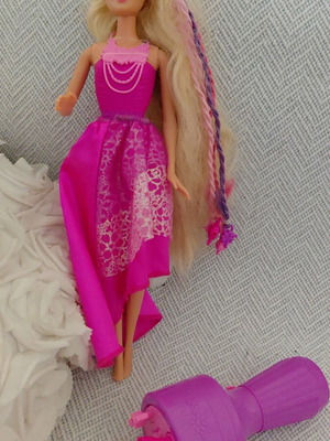 Barbie κούκλα με μακριά πλεξούδες, μεταχειρισμένη, φούξια τοπ και ασύμμετρη φούστα
